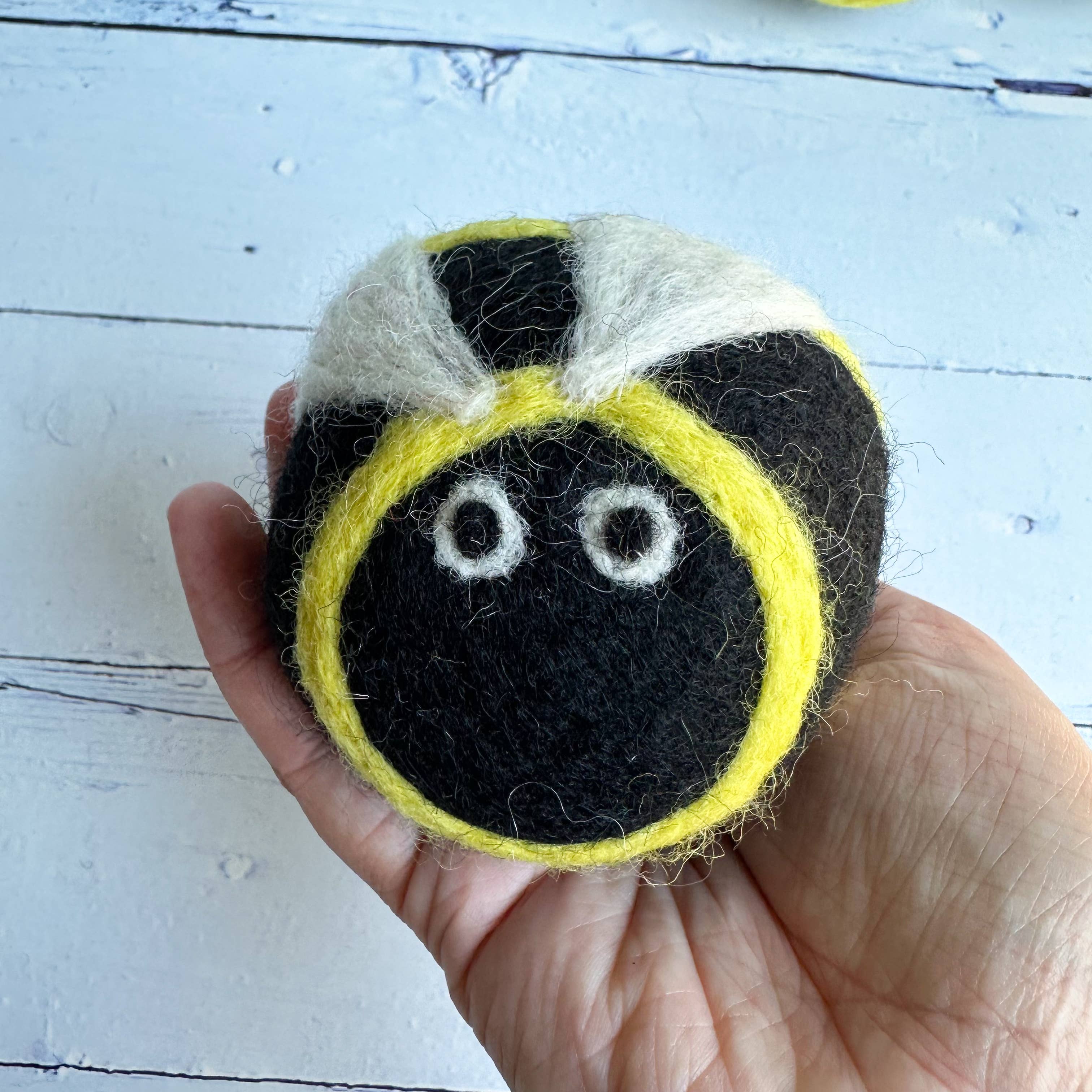 Sewing Seeds Play – Großhandel Trocknerbälle – Bienen-Design Filztrocknerball - Einzeln verkauft2