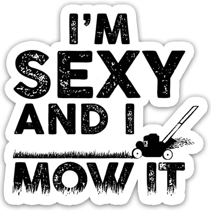 Jeg er sexet, og jeg slår græsset sjovt klistermærke for engroshandel hos Lyrical River Designs