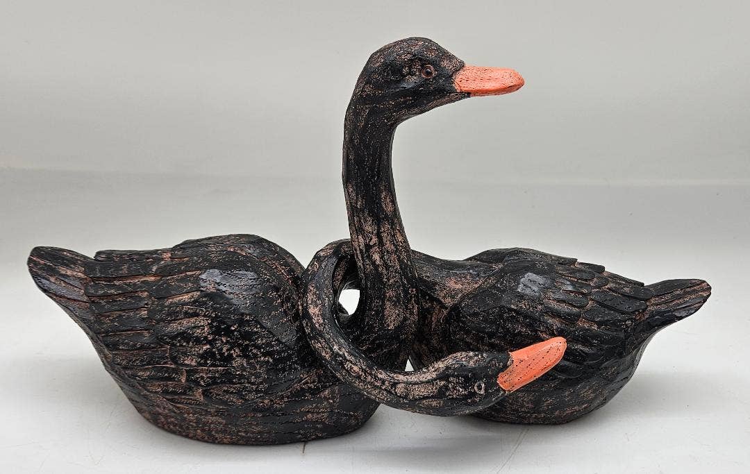 Green Pastures Wholesale - Wholesale Decorative Figurine - Swan figurine - double swan small size1
