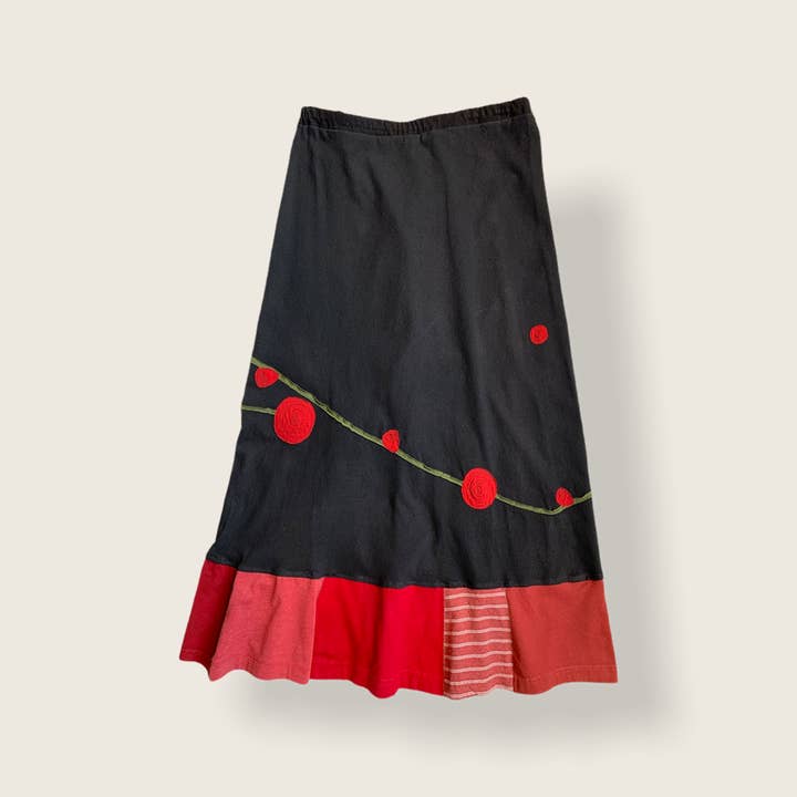 Nero con finiture rosse. Gonne Lunghe con Applicazione Rose in vendita all'ingrosso su Faire
