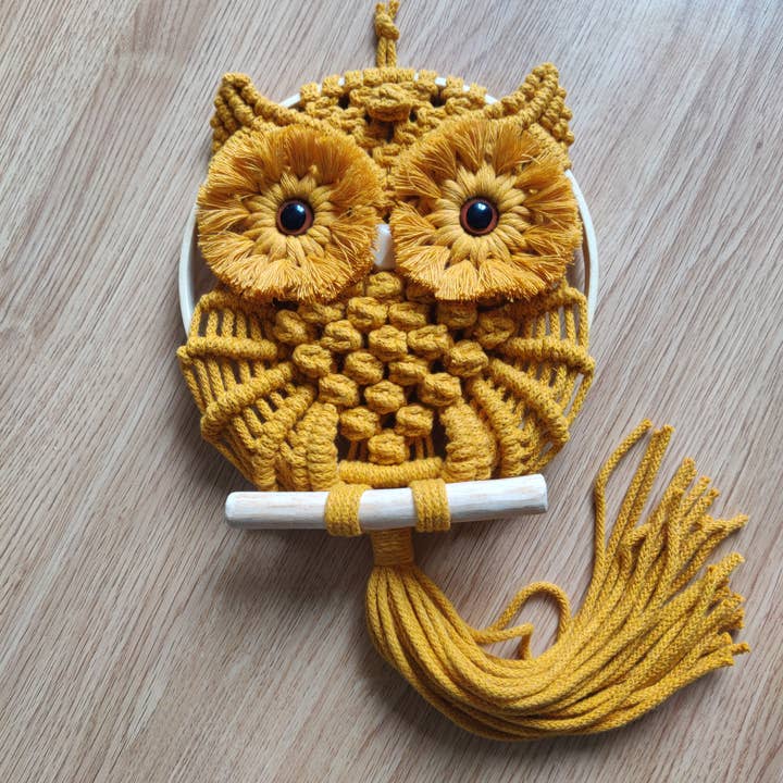 GUFO in macramè "Giallo" Decorazione murale Animale per la vendita all'ingrosso da parte di Atelier Woabo