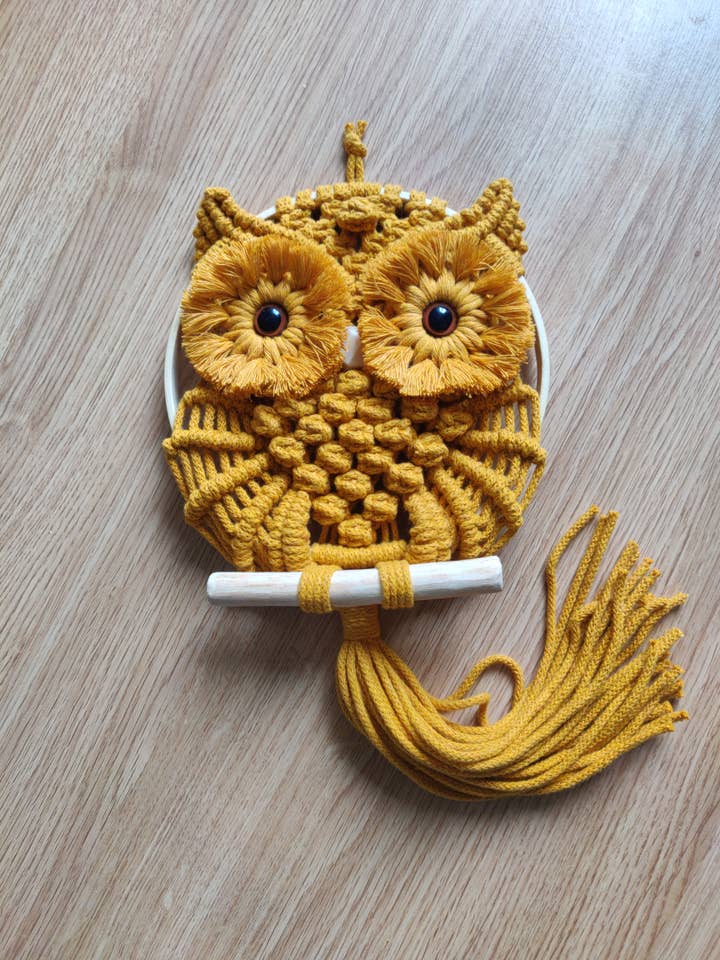 Uggla i makramé "Gul" Väggdekoration Djur för wholesale av Atelier Woabo