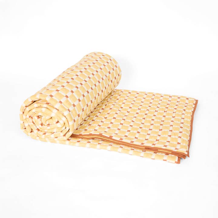 BLOCKBEDRUCKTE STEPPDECKE - GELBES SCHACHBRETTMUSTER für den Großhandel von Craft Boat