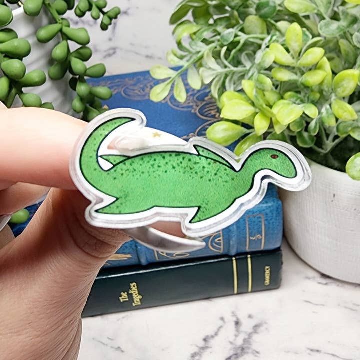 Nessie Pin, Loch Ness Monster Pin, Nessie Art, Loch Ness Konst för wholesale av The Dungeon Rose