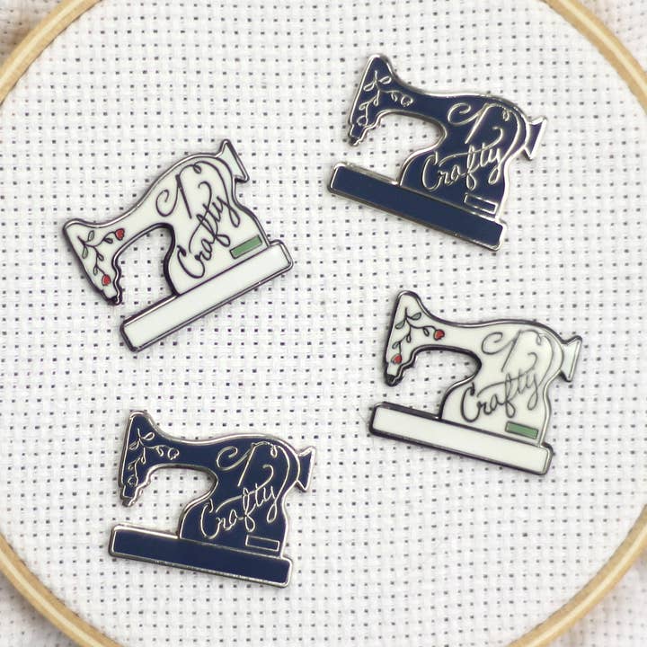 Vintage-Nadelfänger mit Nähmaschinen-Motiv von Snarky Crafter Designs für den Großhandel von Snarky Crafter Designs