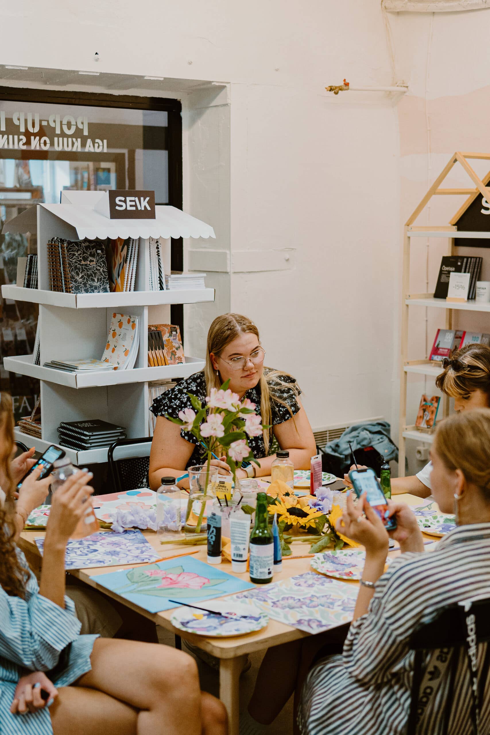SEIK - Wholesale Retailer Display Stand/Case - SEIK Sales stand 4 sides - Pink House3