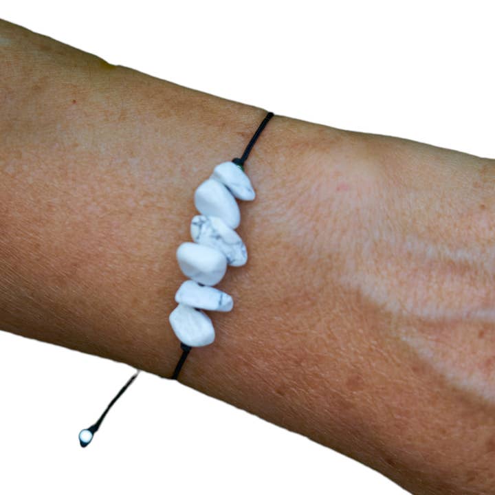 Bracciale con howlite bianca, pietra naturale. per la vendita all'ingrosso da parte di Nella & Complements