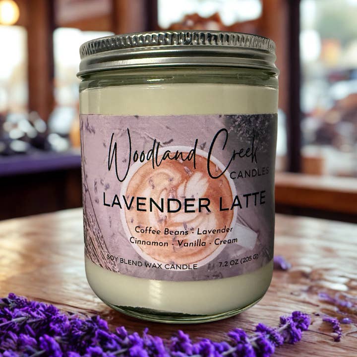 Bougie en cire mélangée au soja parfumée à la lavande latte pour la vente par Woodland Creek Candles