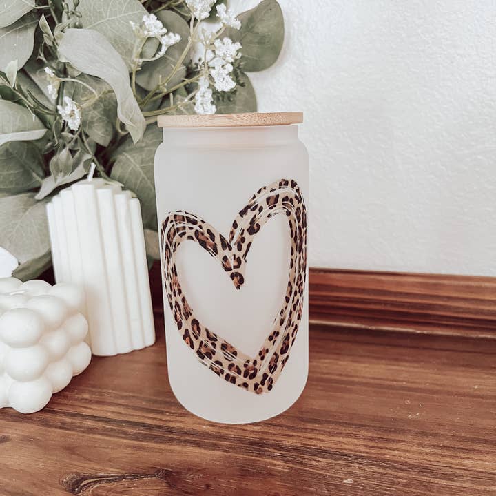 Emma K Designs - Vente Verre/tasse - Tasse en verre givré 16 oz en forme de cœur de léopard avec couvercle en bambou3