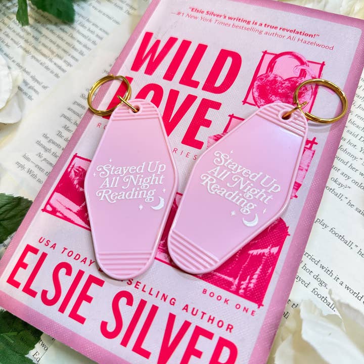 Llavero de Motel "Me Quedé Despierto Toda la Noche Leyendo" para venta al por mayor de The Swoon Room