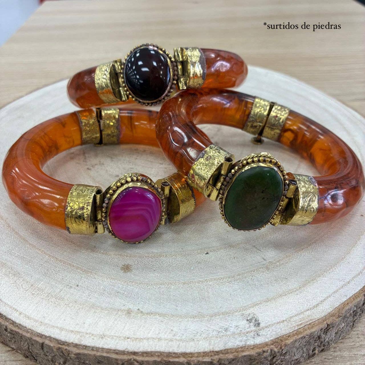 Hecho a mano – wholesale Manschettarmband – Armband med färgade stenar.4