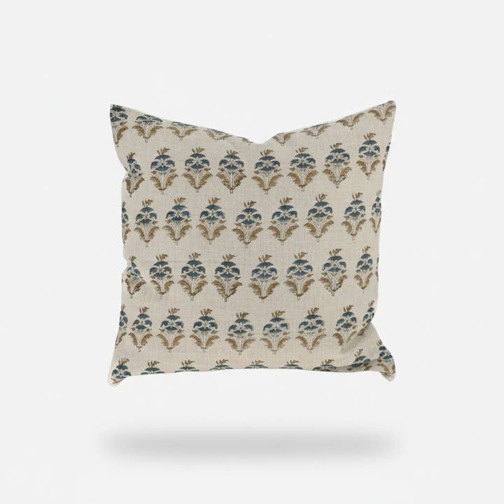 Housse de Coussin Avoine à Imprimés Ditsy Silas pour la vente par Thread To Form