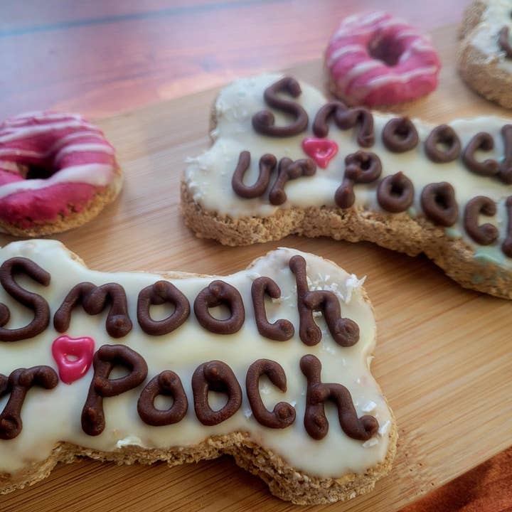 Bacio al tuo osso di cucciolo per la vendita all'ingrosso da parte di Ruby and Sophia's Dog Bakery