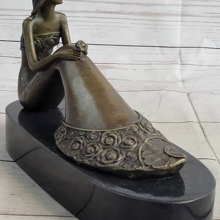 Bronzhaus - Venta al por mayor Escultura - Joven Mujer en Falda Floral Efecto Sirena Estatua de Bronce Escultura Figura sobre Base de Mármol3