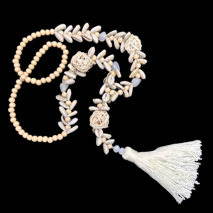 Collier en coquillages cauris et perles de raphia avec pompon en coton | Conceptions Erika Williner pour la vente par Erika Williner Designs