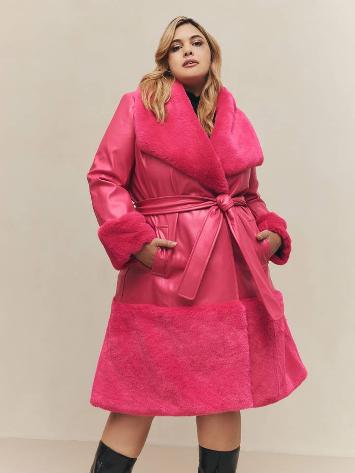 Manteau enveloppant en simili cuir rose et fausse fourrure pour la vente par Hilary MacMillan