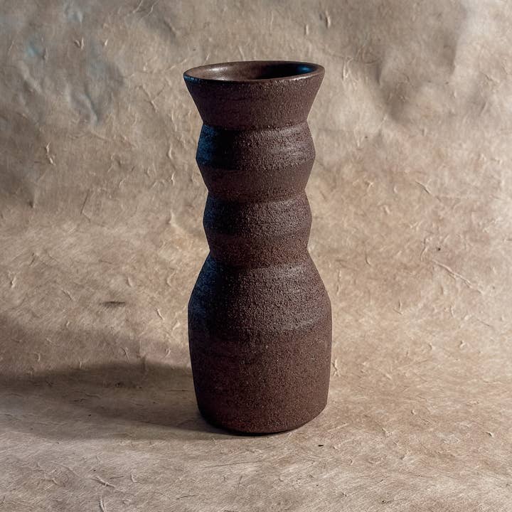 Olivia Snow Ceramics – Großhandel Vasen – Vase Nr. 1 Handgefertigte abgewinkelte Keramikvase in Dunkelbraun2