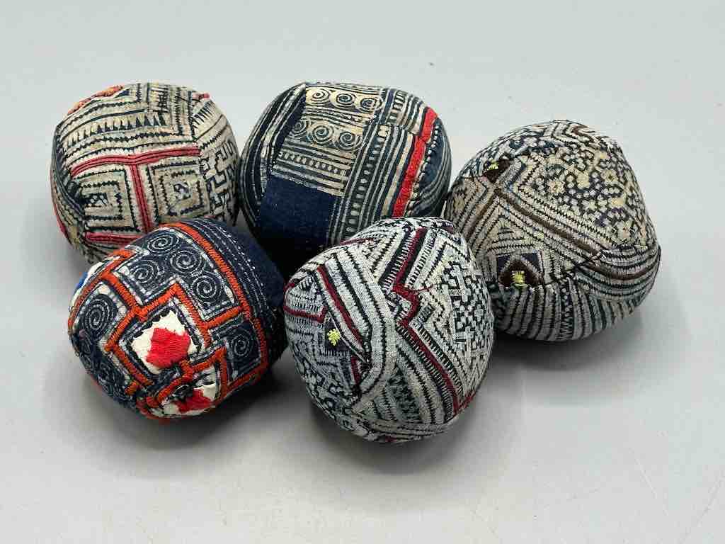 The Niger Bend - Vente Décorations de table - Boule en tissu vietnamienne vintage Hmong Tribal2