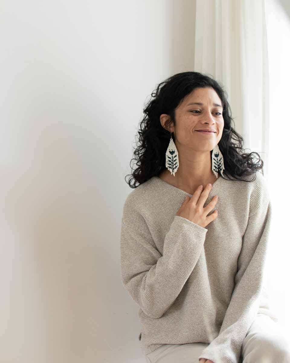 Fair + Simple – Großhandel Quasten-Ohrring – Perlenohrringe mit Fransen in Flor2