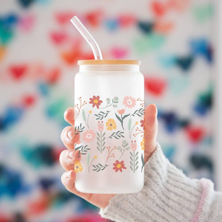 Glazen ijskoffiebeker met bloemenmotief, bamboedeksel en rietje voor wholesale door Love Mae Co.