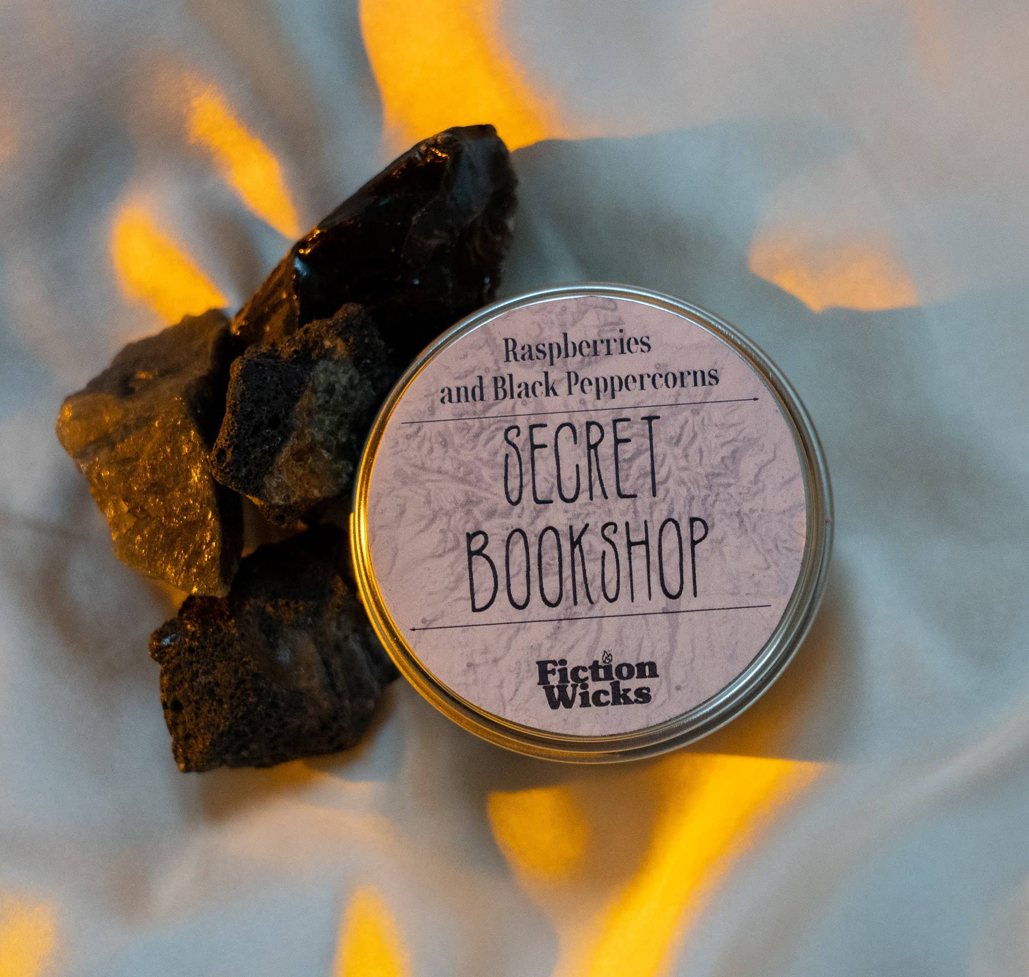 Fictionwicks - Venta al por mayor Velas en tarros - Vela aromática Secret Bookshop con fragancia a frambuesa y pimienta0