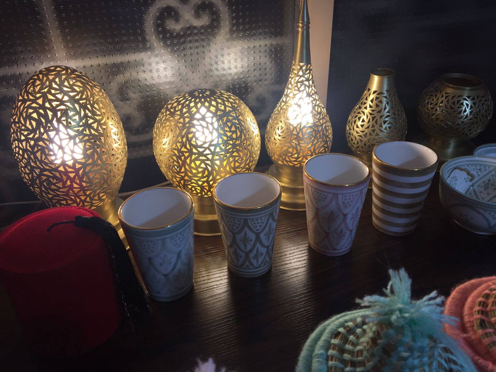 marrakeshop – Engroshandel Skrivebordslampe – Marokkansk håndlavet rund bordlampe i graveret messing11