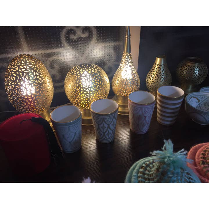 marrakeshop – Engroshandel Skrivebordslampe – Marokkansk håndlavet rund bordlampe i graveret messing11