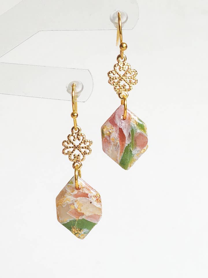 Pendentifs en forme de trèfle en cristal vert et rose pour la vente par Marbled Maven
