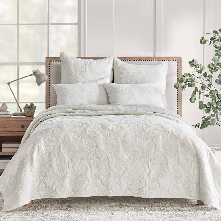 White Cream Velvet Quilt Set for wholesale on Faire