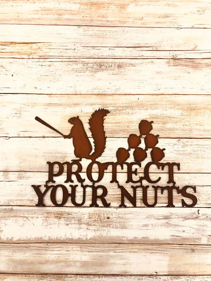 Protect Your Nuts - Cartello divertente con scoiattolo per la vendita all'ingrosso da parte di Universal Ironworks USA