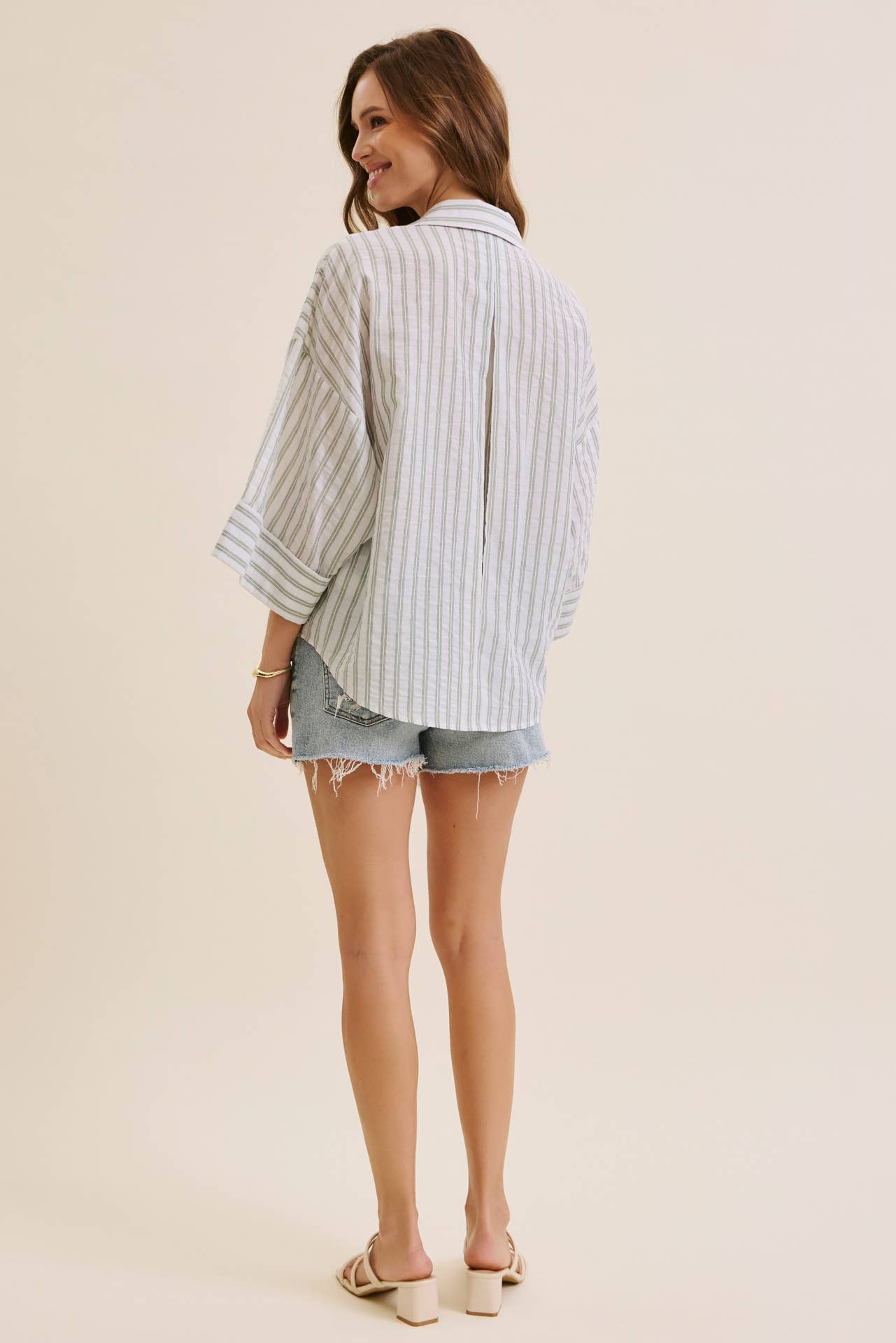 in february – Engroshandel Skjorte med buttondown – til kvinder – PERFEKT STRIBET SKJORTE MED KNAPPER OG BREDE ÆRMER TIL OVERGANGSPERIODEN28