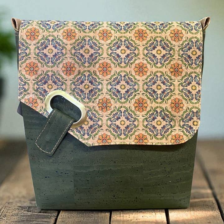 Mala de cortiça, modelo Psiqué, base verde exército for wholesale by Atelier da Cortiça