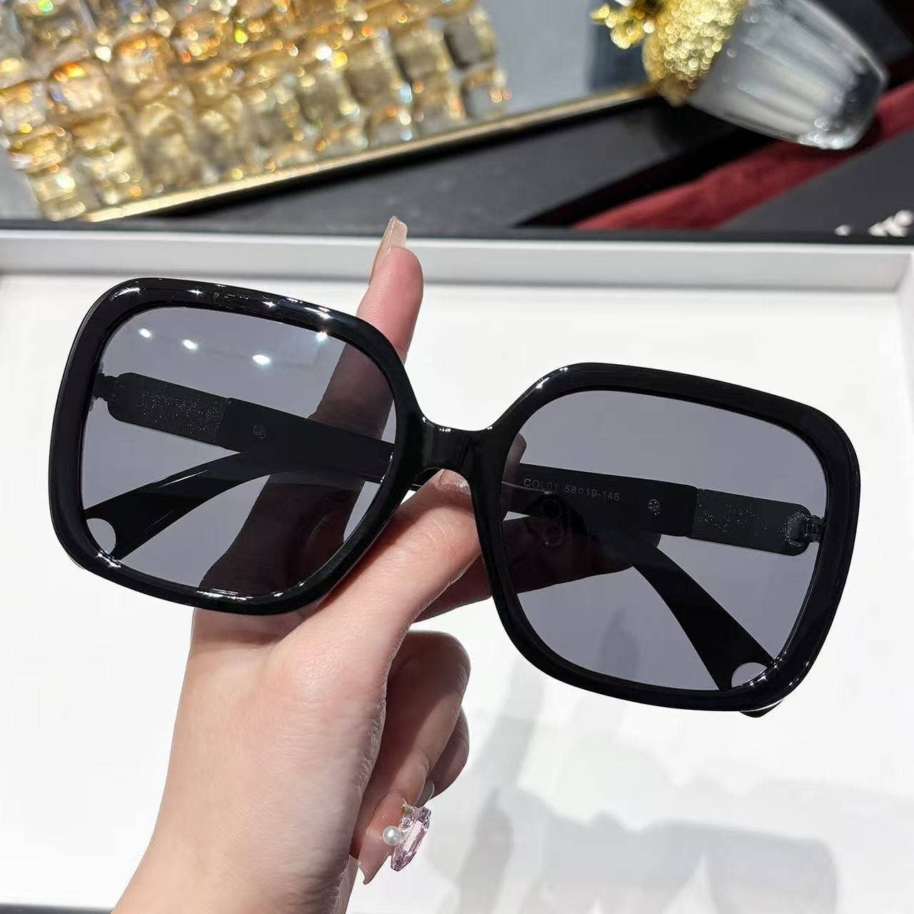 PEACH ACCESSORIES – wholesale Sunglasses – Women's – Oversized Frame Sunglasses with Unique Pearl Accent 78504