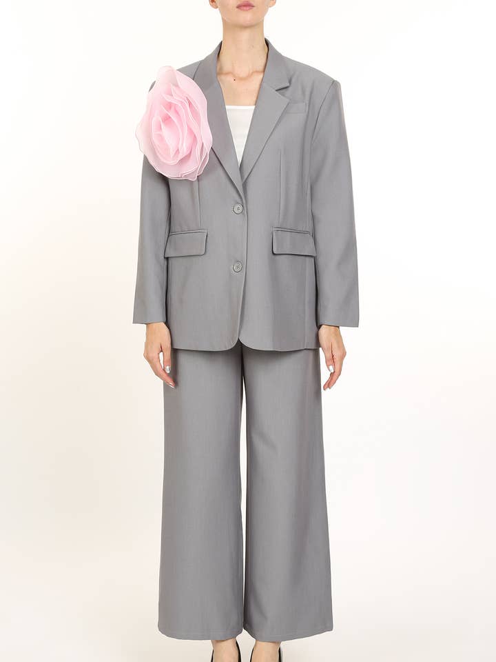 Ensemble veste et pantalon de costume à appliques florales en tulle PC6059 pour la vente par Beulah Style