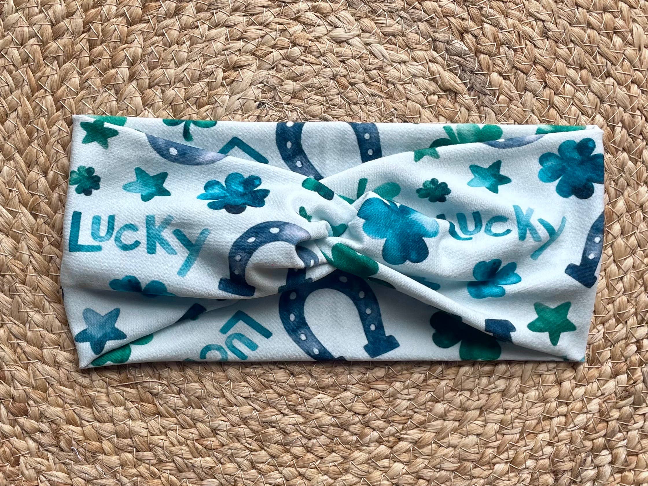 Designs by Rachel Joy – Engroshandel Pandebånd - Dame – Lucky Shamrock Knit Twist pandebånd2