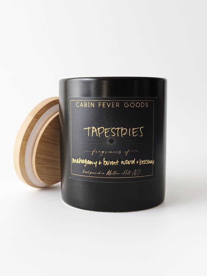 Bougie en pot Tapestries de 12 oz, bois brûlé en acajou et cire d'abeille pour la vente par Cabin Fever Goods