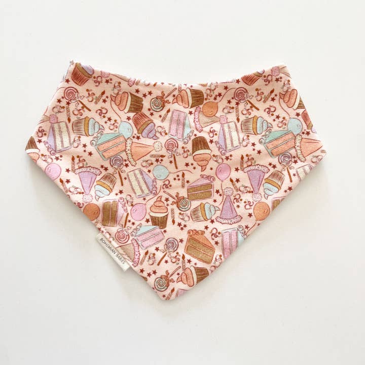 Organic Bandana Lätzchen | Birthday Surprise (Pink) | Handgemacht für den Großhandel von Bohemian Babies