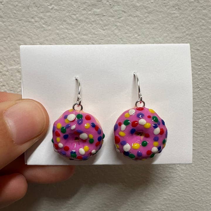 Orecchini in argilla polimerica Pink Donut per la vendita all'ingrosso da parte di Amanda Beth Studio