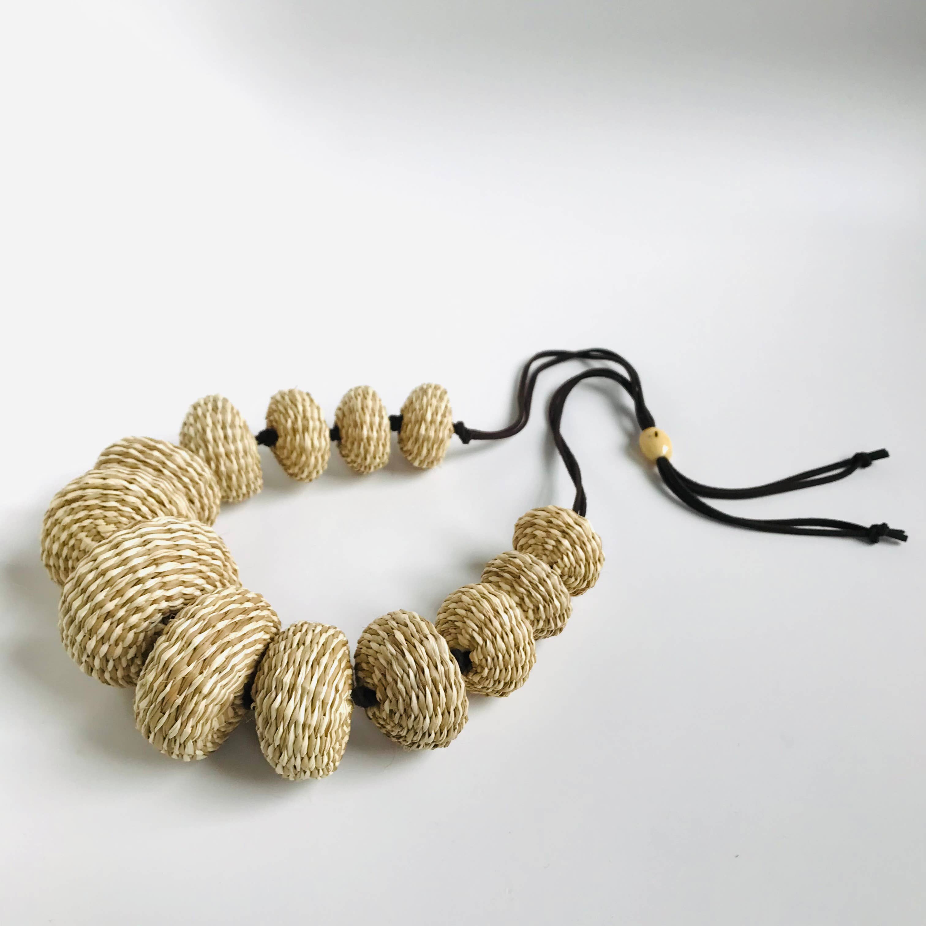 Belart Fair Trade – Engroshandel Halskæde med store vedhæng – Iraca Statement vævet Degradee Jolie halskæde4