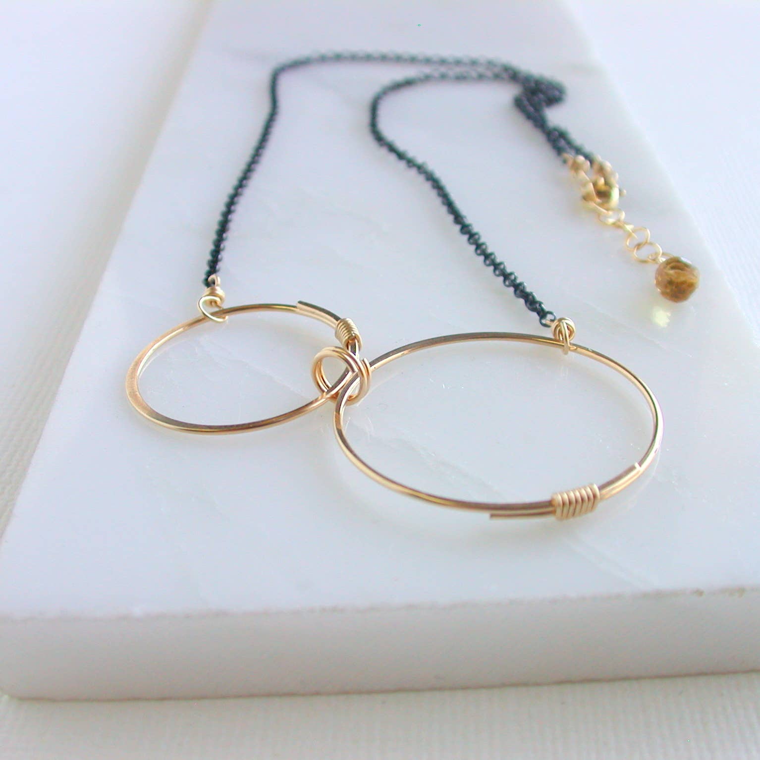 Linda Trent Jewelry - Venta al por mayor Collares con colgantes/abalorios - Collar ennegrecido lado a lado. Opciones de oro, plata y rosa.0