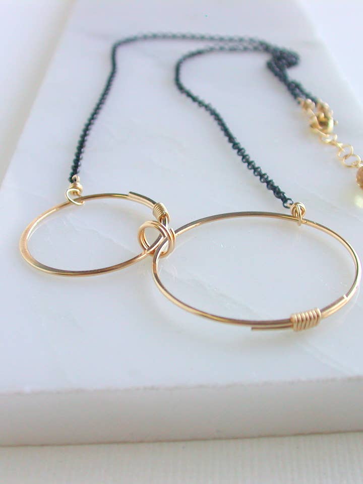 Geschwärzte Halskette, Seite an Seite. Optionen in Gold, Silber und Rose. für den Großhandel von Linda Trent Jewelry