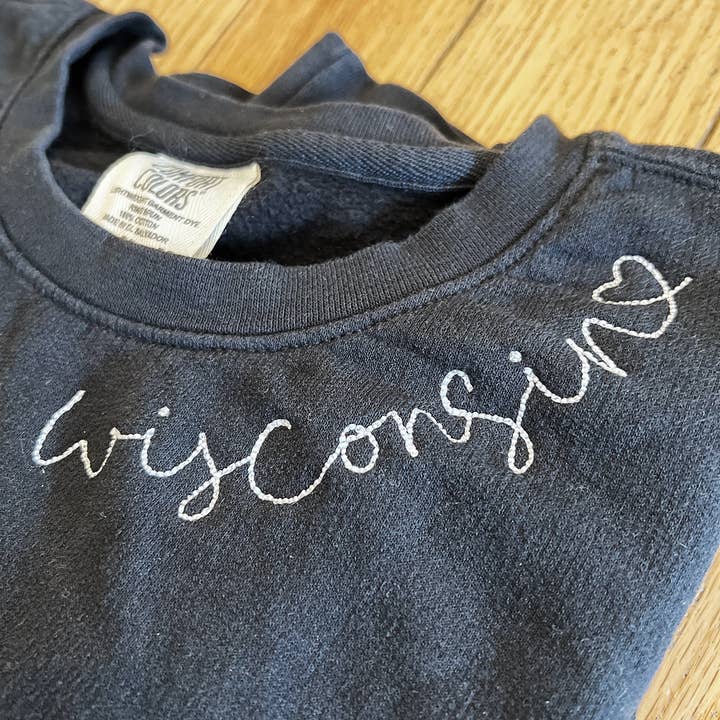 Up North Boutique - Wholesale Sweatshirt - Uniseks - Geborduurd sweatshirt met Wisconsin Script. zwart.1