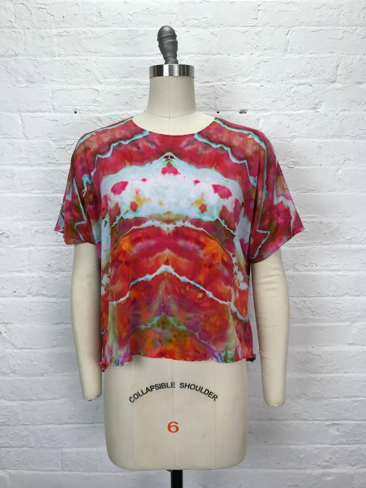 Juni kortærmet petite top i Aura of the Goddess for engroshandel hos Cloud Candy Clothing