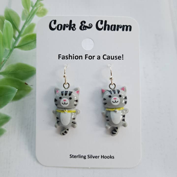 Cork and Charm – Großhandel Ohrhänger – Graue hängende Katzenohrringe aus Sterlingsilber