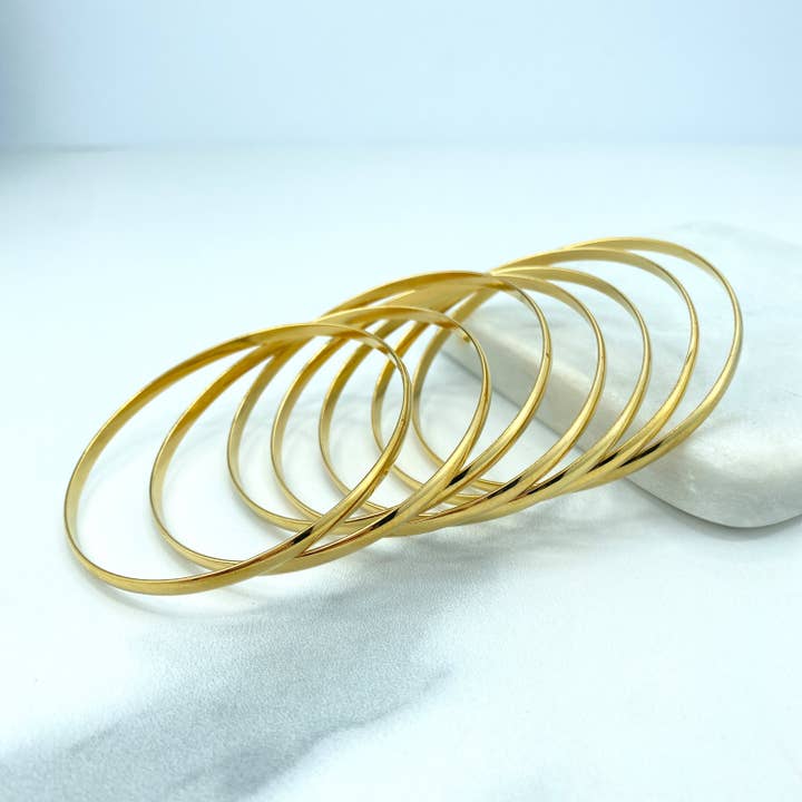 Set de 7 bracelets jonc fins ronds brillants en acier inoxydable, tailles S, M, L pour la vente par DIJU Jewelry