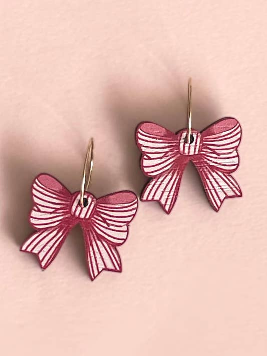 Boucles d'oreilles en bois avec charme : Nœud rayé rose pour la vente par Su Owen