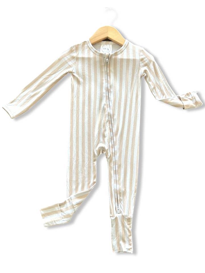 Ginger Baby Co – Engroshandel Tøjsæt - Baby – Bambus Pyjamas Beige og hvid sovesofa med lynlås1