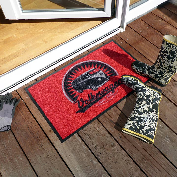 VW Collection by BRISA - Vendita all'ingrosso Zerbino - Zerbino per camper VW T1 Bus Home 70 x 50 cm, logo vintage/rosso1