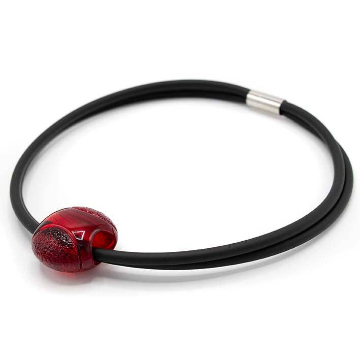 2-linjers sort gummi halskæde med udskifteligt vedhæng i rødt for engroshandel hos FATES, style with a story