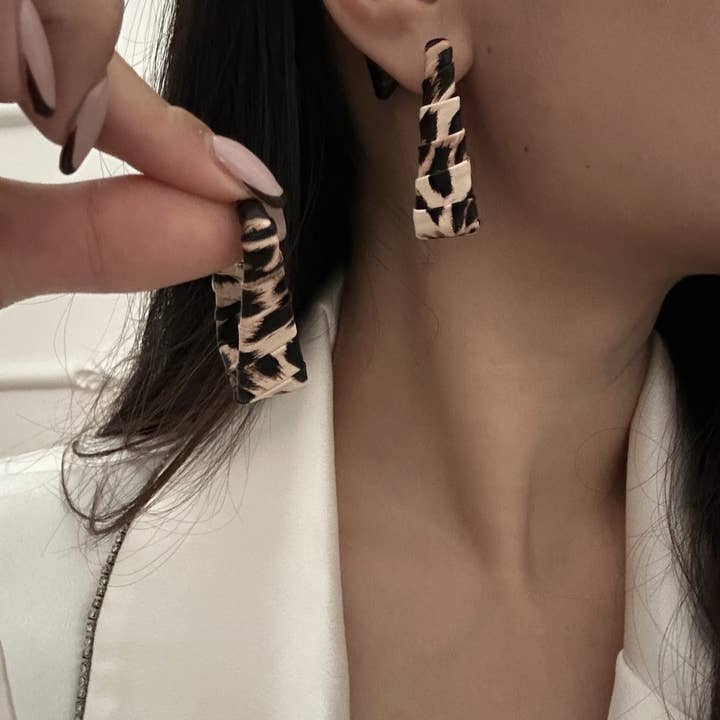 FASHIONABLE LEOPARD PRINT SILVER NEEDLE EARRINGS_CWMM3201 for wholesale by ACCITY